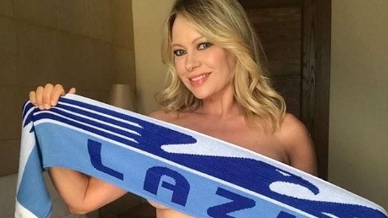Anna Falchi, la Lazio vince e lei festeggia spogliandosi