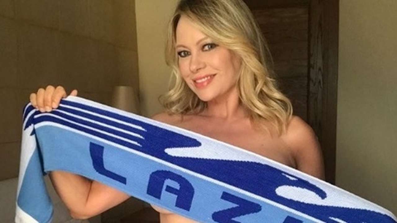 Anna Falchi, la Lazio vince e lei festeggia spogliandosi