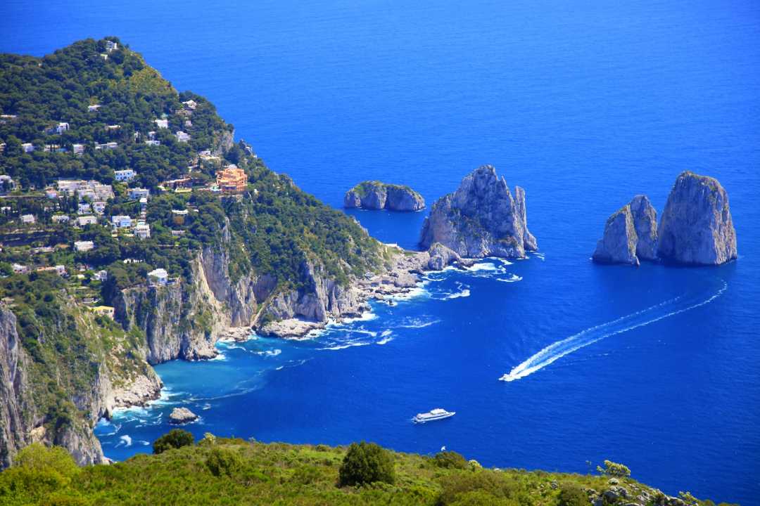 L'appello dei sindaci di Capri: "Chiediamo la riapertura delle scuole"