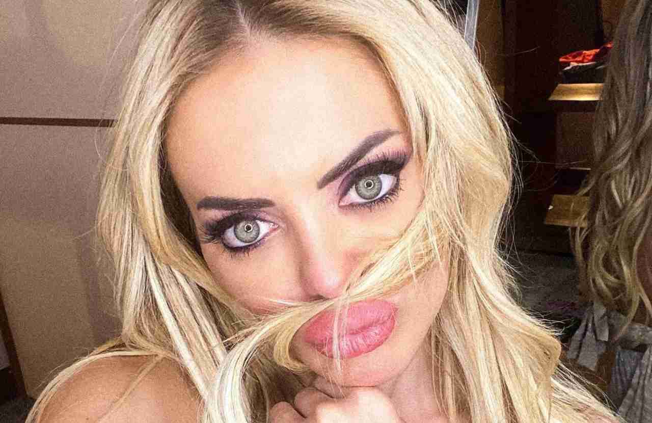 Elena Morali social