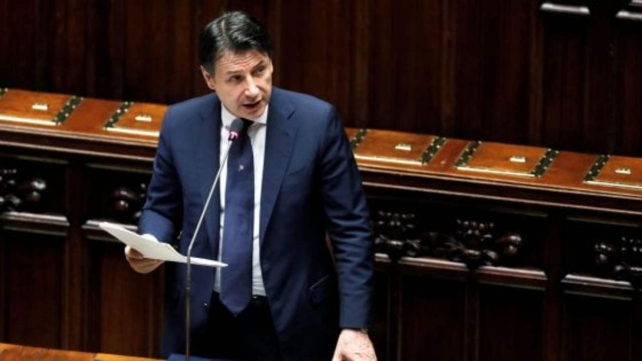 Covid, Conte alla Camera: "La situazione è critica". Timore lockdown