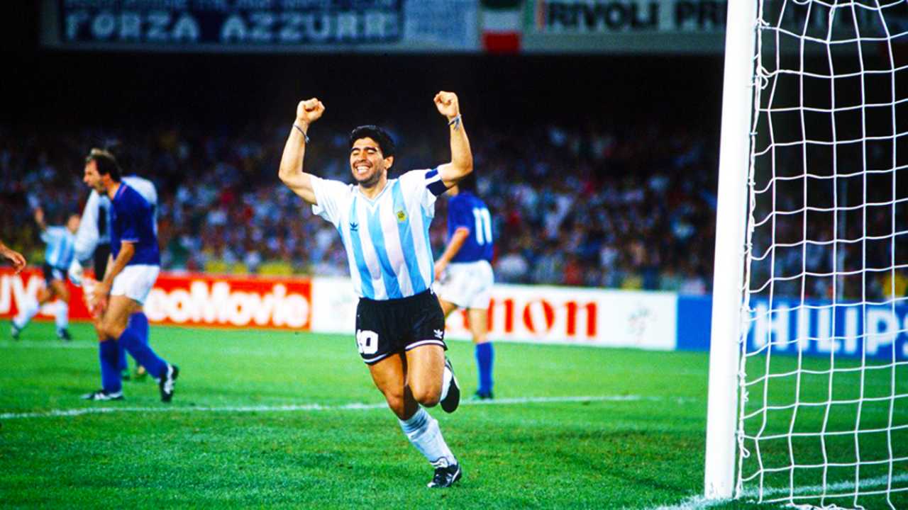 I 60 anni di Maradona, l'uomo imperfetto più perfetto del mondo