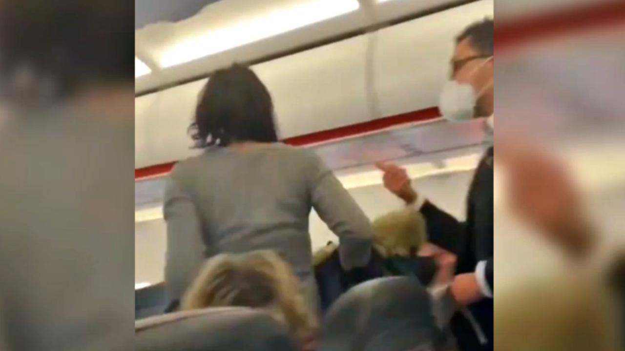 Covid, donna cacciata dal volo tossisce e insulta i passeggeri -VIDEO