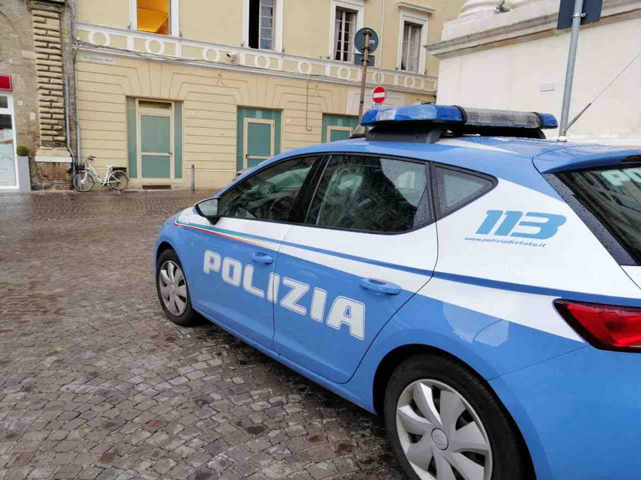 Polizia di Pesaro trova 90 persone in un ristorante