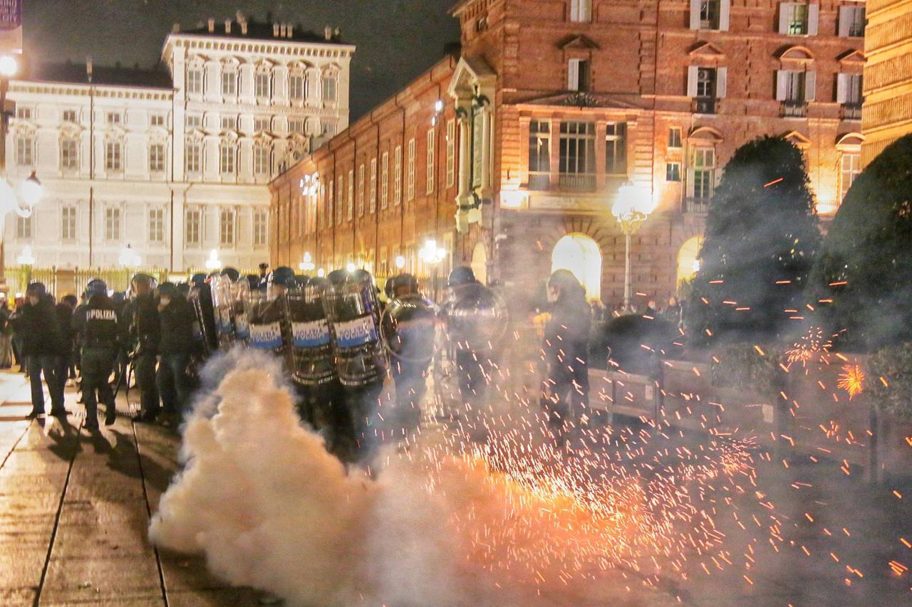 Ancora proteste violente, a Torino preso d'assalto lo store di Gucci - VIDEO