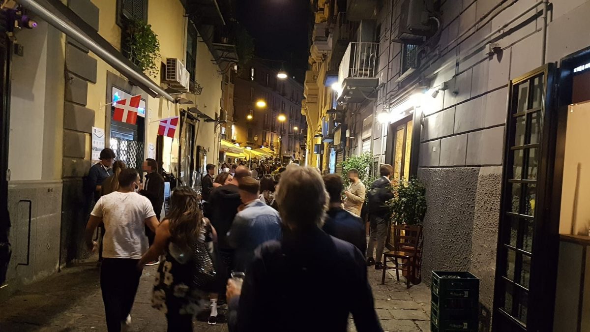 Napoli, gente in strada contro lockdown