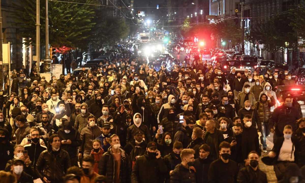 Rivolta a Napoli. Caos in strada. Aggredito un giornalista Sky - VIDEO