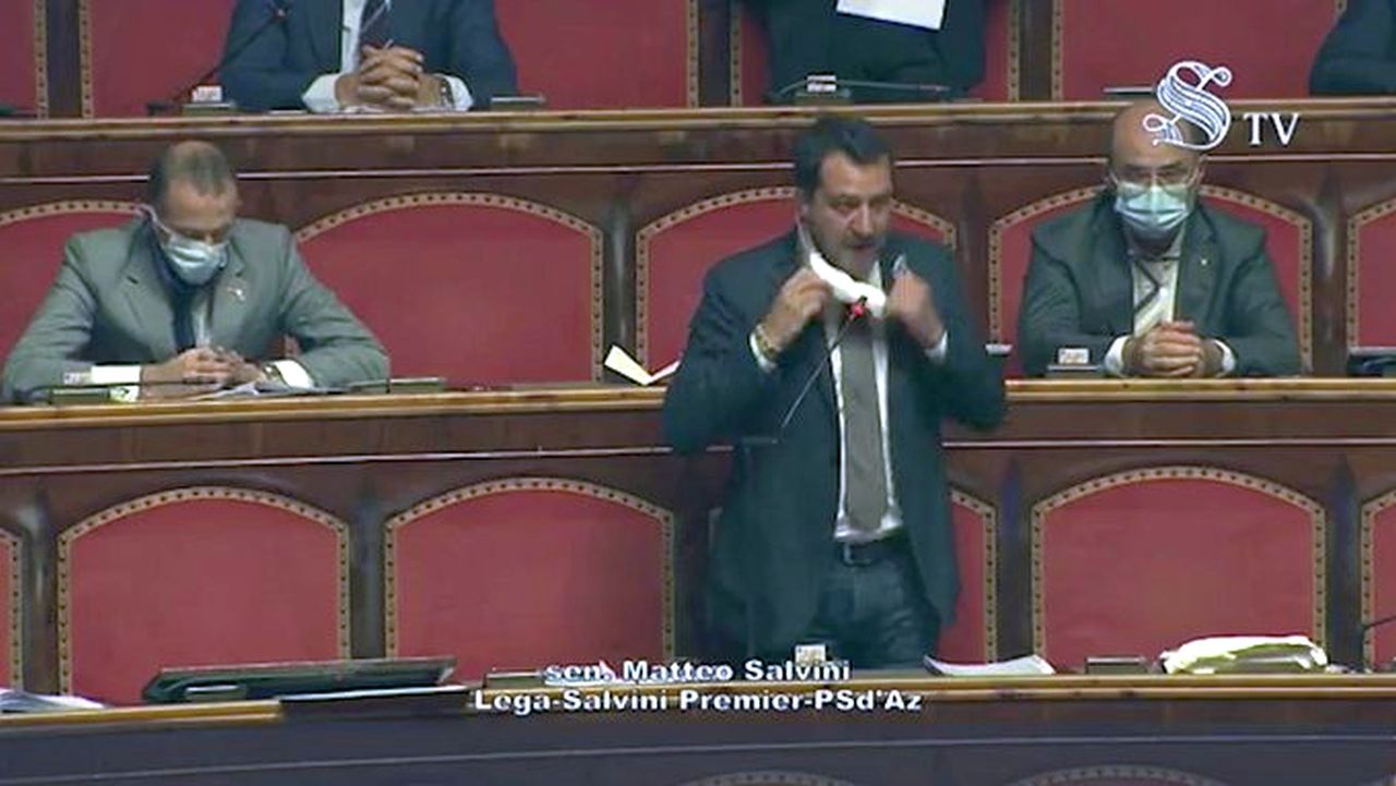 Tensione al Senato, Salvini senza mascherina: "Dovete vergognarvi"