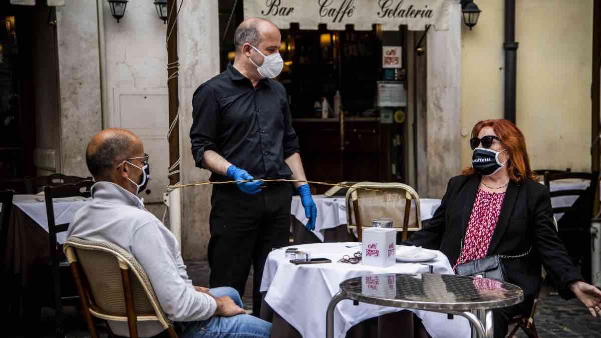 Covid: maxi multa di 5mila euro al barista. Tutta colpa del distanziamento