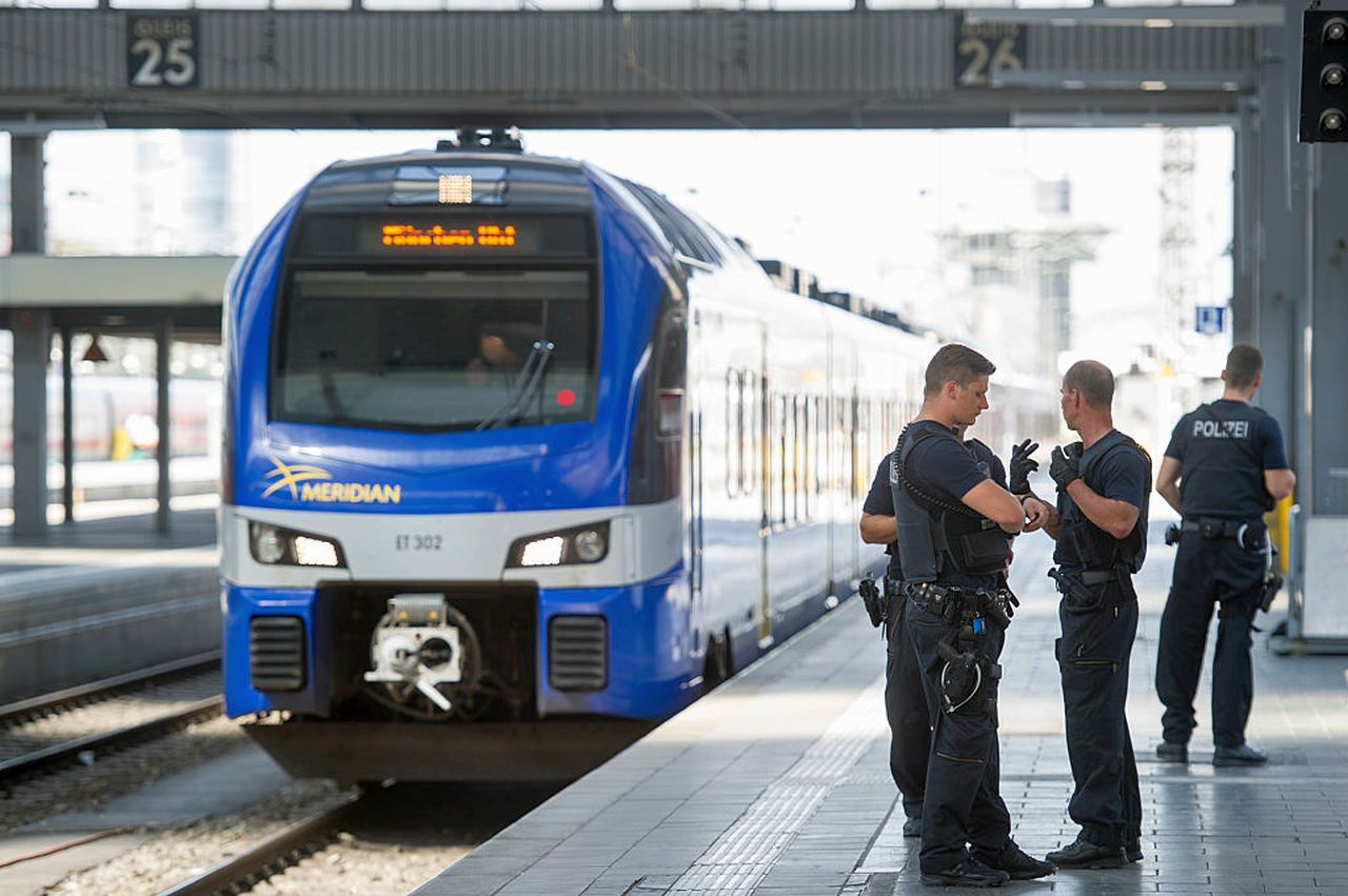 Roma, si getta sotto il treno per suicidarsi ma resta illesa