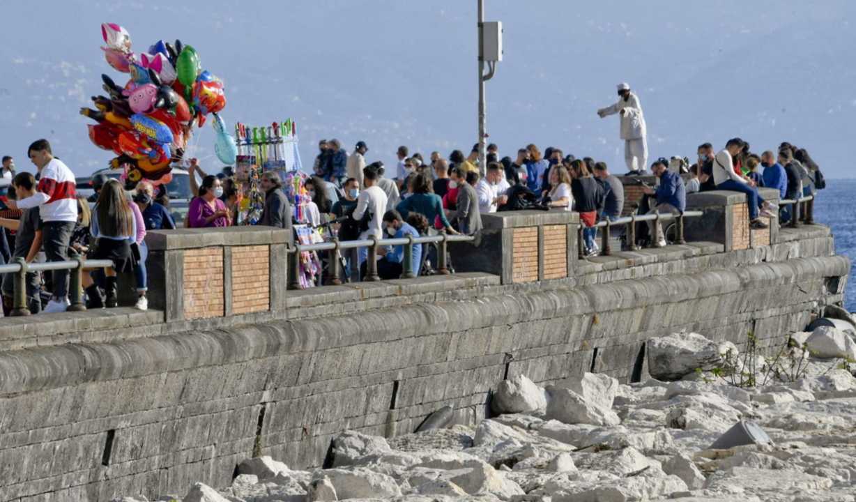 Napoli, fiumi di persone in strada e ospedali al collasso. E' polemica