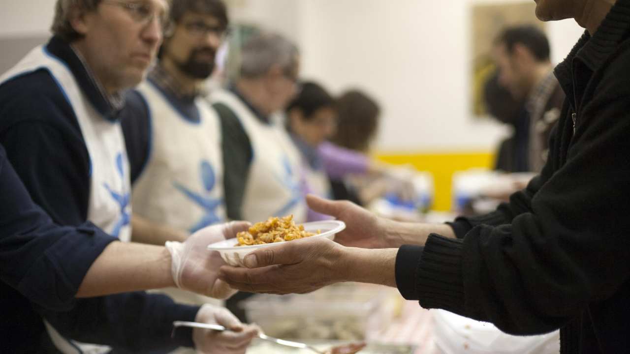 Genova, multati in coda alla mensa dei poveri per assembramento