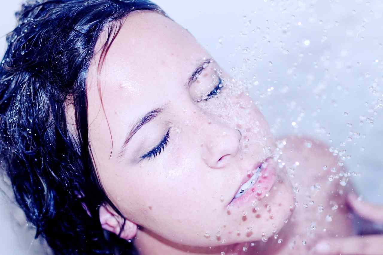 lavare la faccia sotto la doccia
