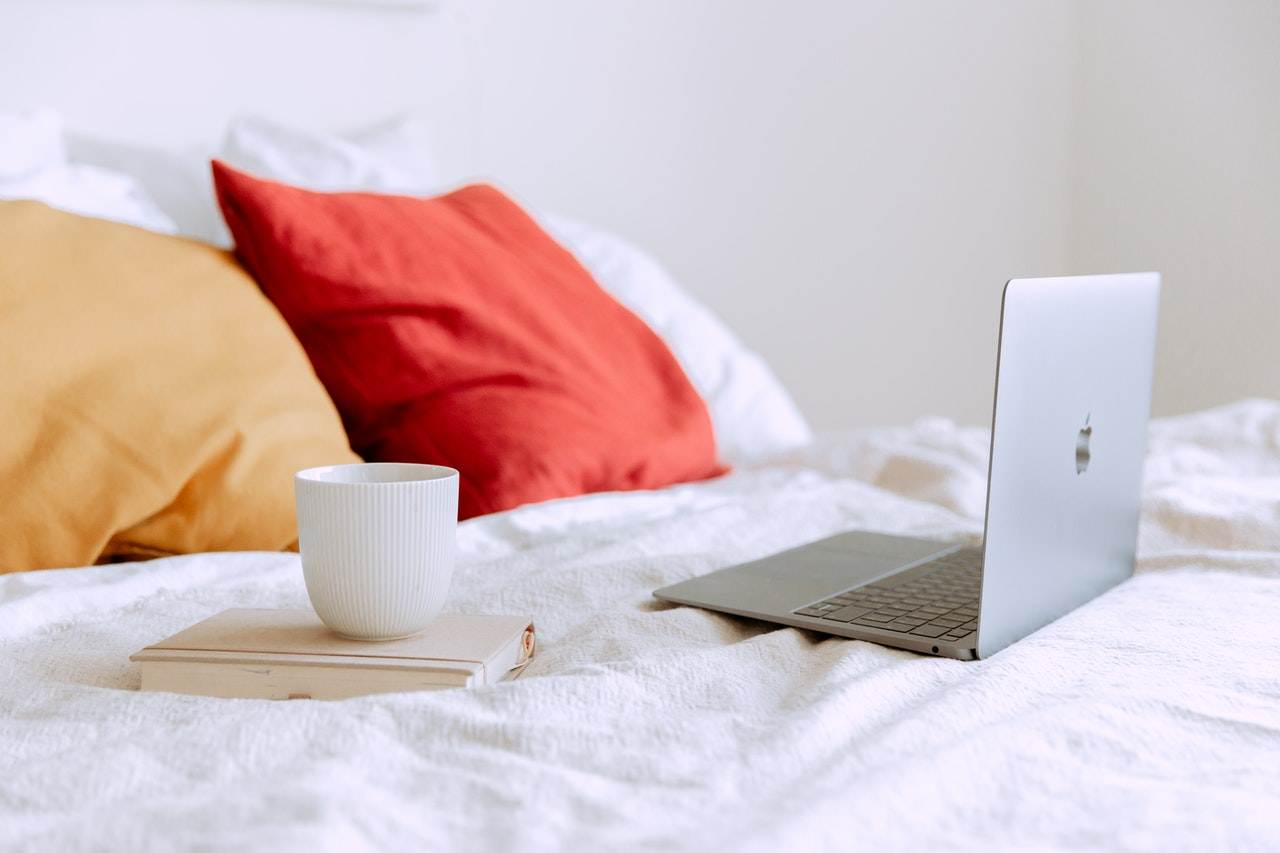 posare il pc sul letto