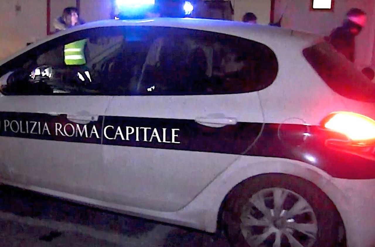 Vigili urbani fanno sesso in auto ma dimenticano la radio accesa