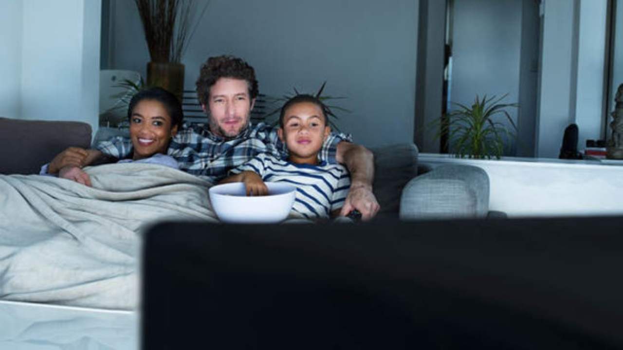 Famiglia che guarda la tv