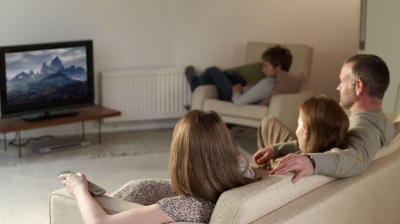 Persone che guardano la tv