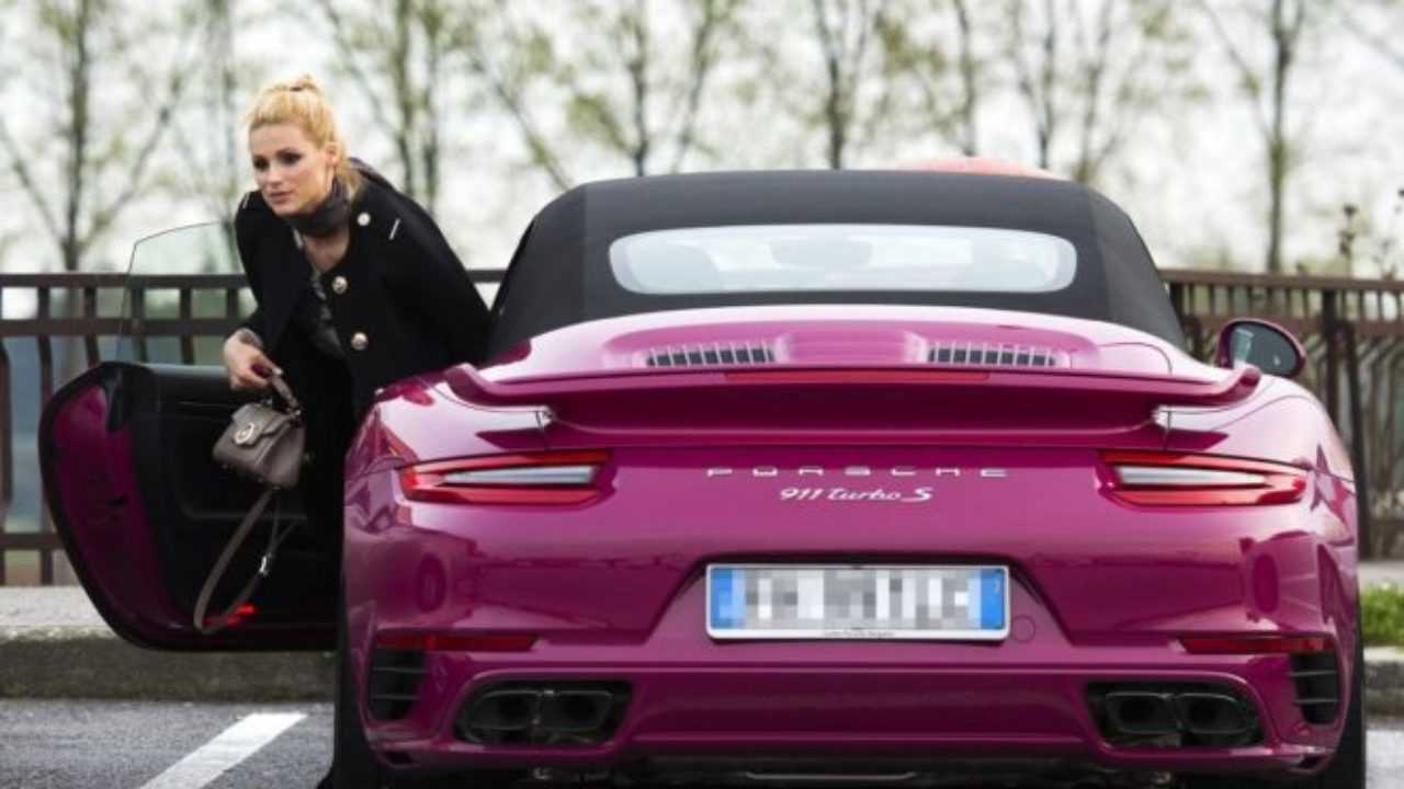 Michelle Hunziker con la sua Porsche fucsia