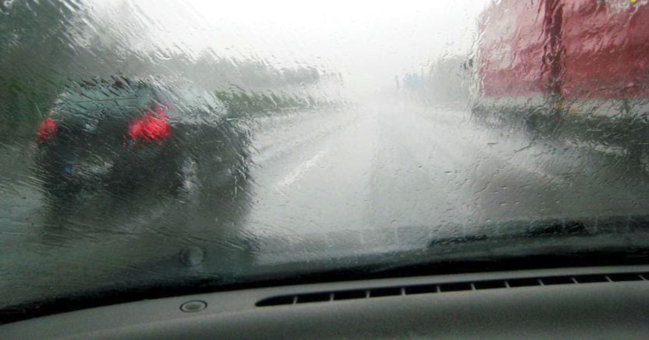 Guidare con la pioggia forte, cosa fare: c'è qualcosa che ancora non sai