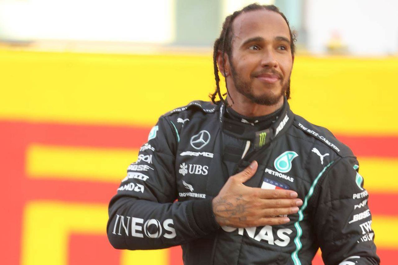 Lewis Hamilton, l'outfit stupisce: vestito particolare nel paddock