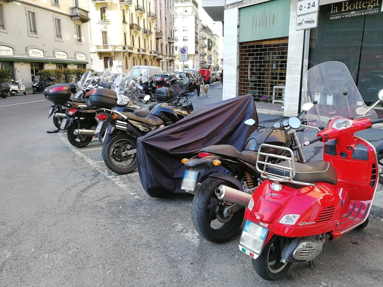 Come parcheggiare la moto (o lo scooter) ed evitare le multe: le cose che non sai