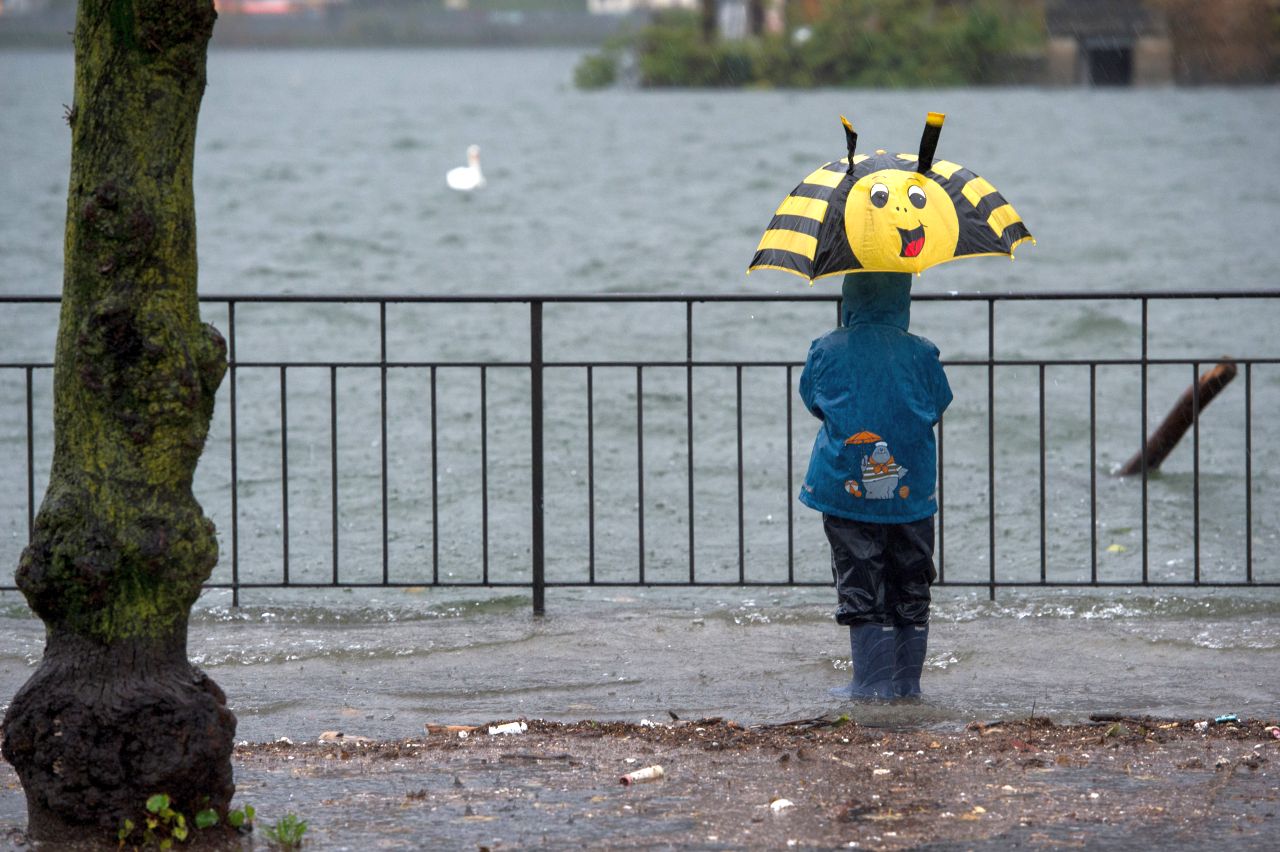 Previsioni meteo 9 dicembre: pioggia senza tregua. Serve pazienza