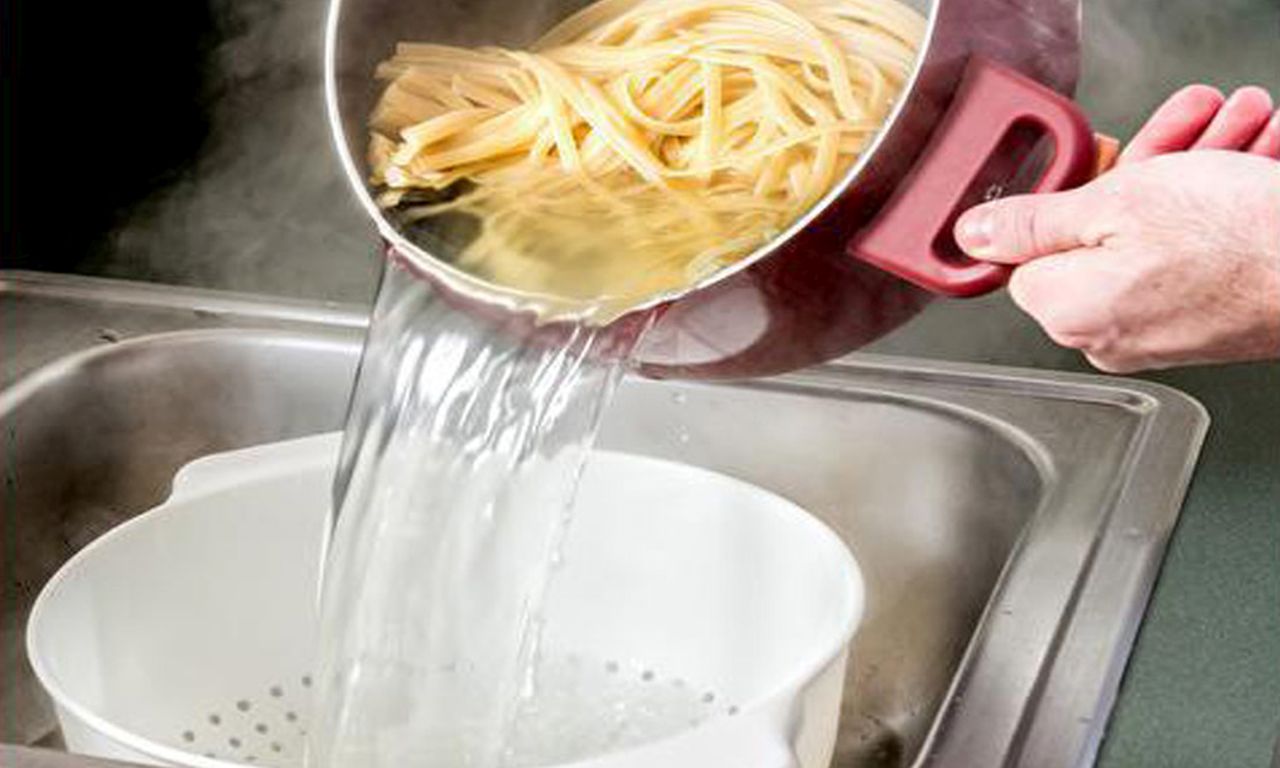 Scolare la pasta è il modo più diretto per versare acqua bollente nelle tubature