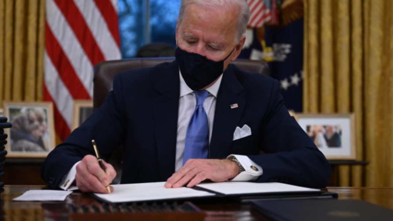 Biden firma i provvedimenti