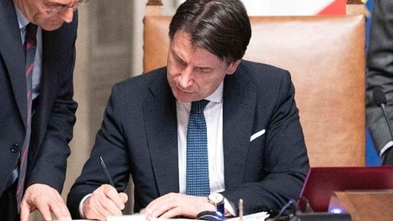 Conte firma il DPCM