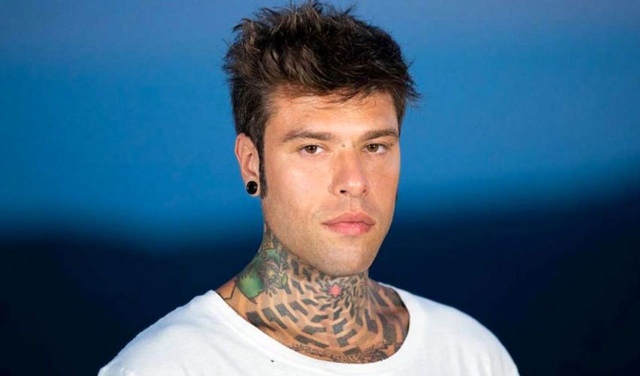 Fedez accusato di diffamazione diserta il tribunale: "Sta preparando Sanremo"