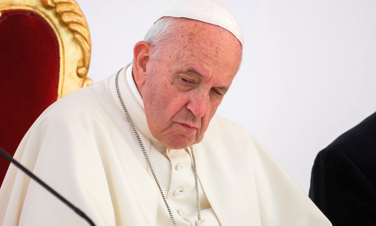 Il Papa si ferma per problemi di salute: cosa ha Francesco