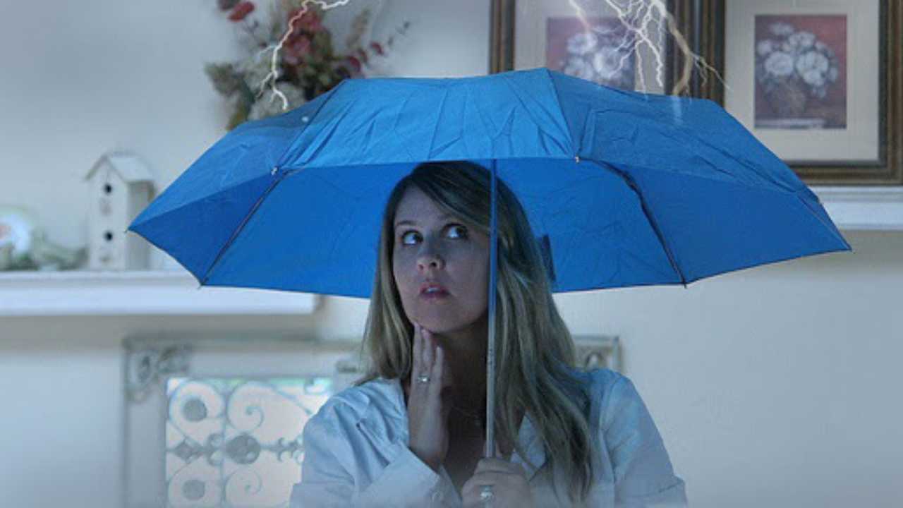 Забыли зонтик. Открытый зонт. Дом с зонтиком. Открытый зонт в доме. Зонт в комнате.