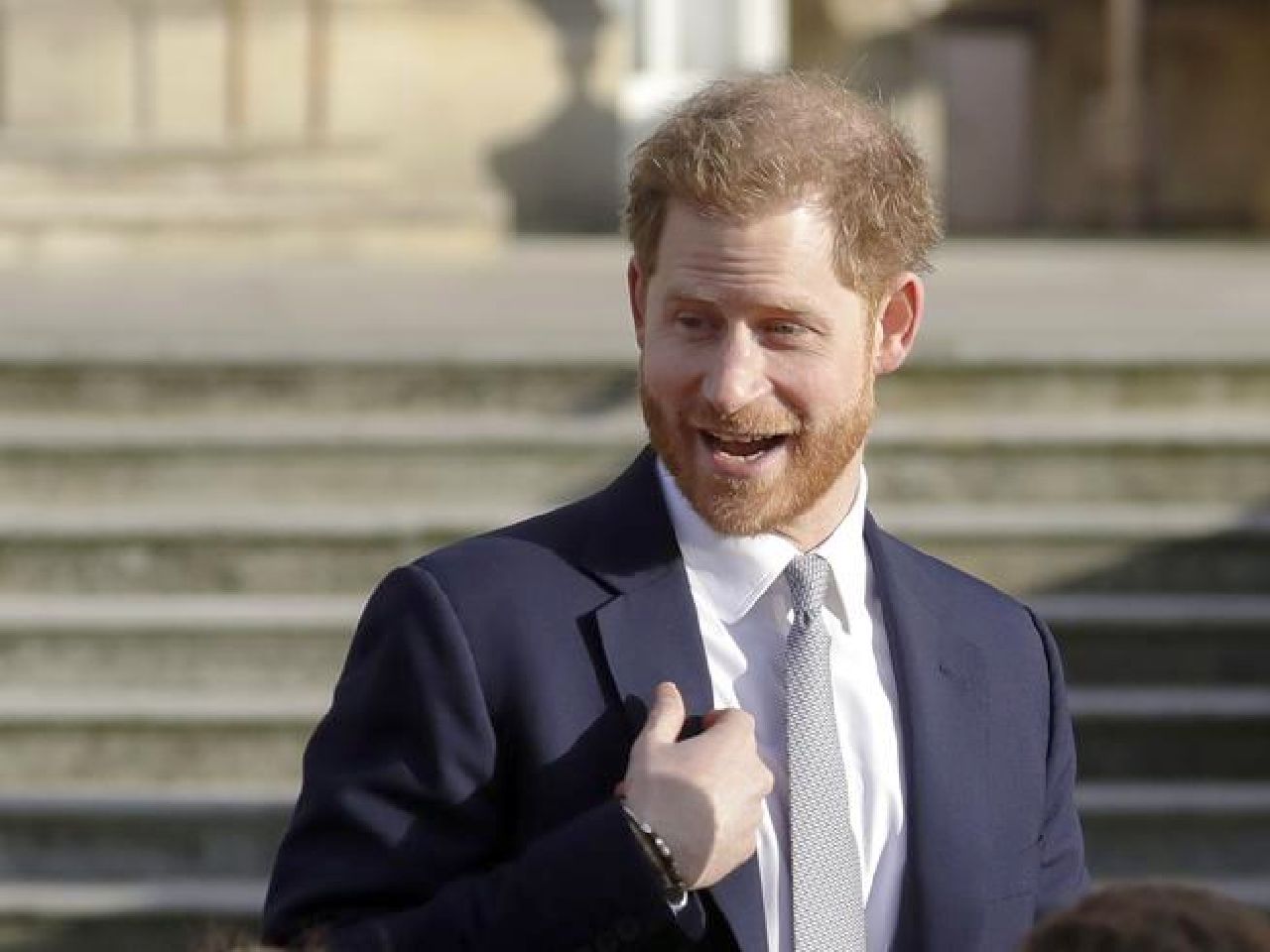 "Guerra" nella Casa Reale: il principe Harry contro la Royal Family e il padre Carlo - Video 