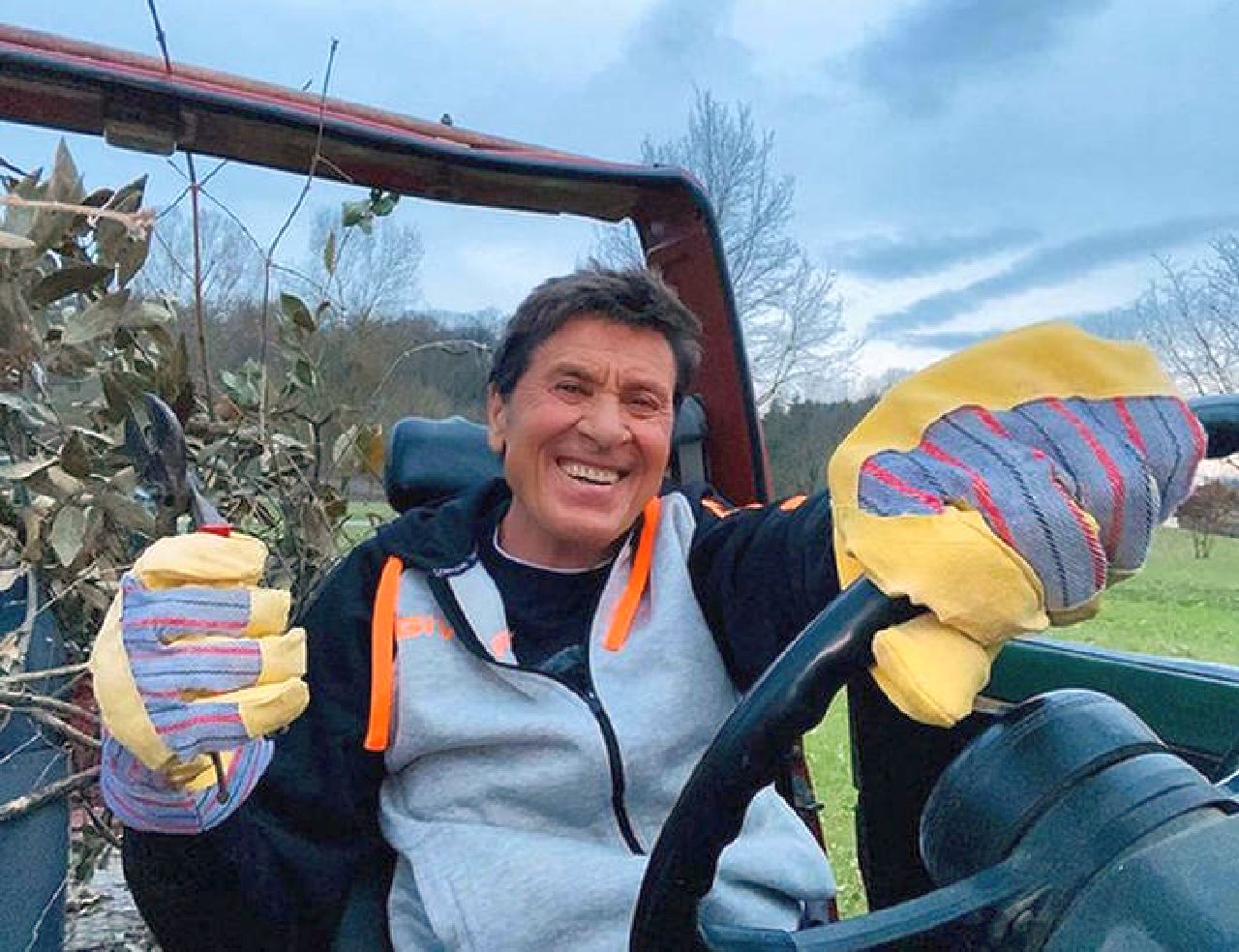 Gianni Morandi ricoverato in ospedale: ustioni sul corpo. Le sue condizioni