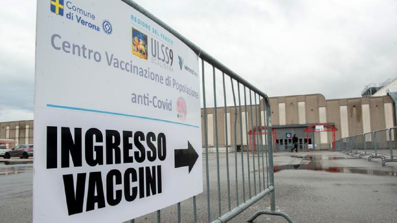 Attentato al centro vaccini Covid: bombe molotov lanciate a Brescia