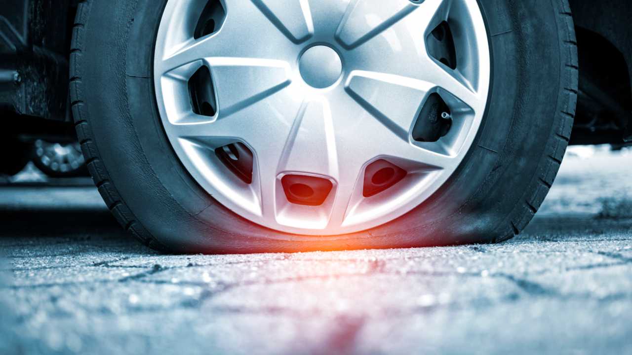 Come gonfiare le gomme dell'auto copertina