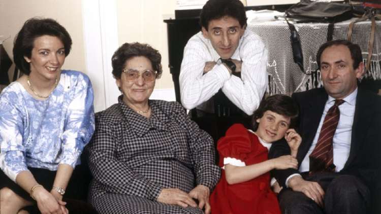 Franco Battiato e la sua famiglia: sua cognata, la mamma Grazia, sua nipote Cristina e suo fratello Michele (da sinistra) chi sono Michele e Cristina