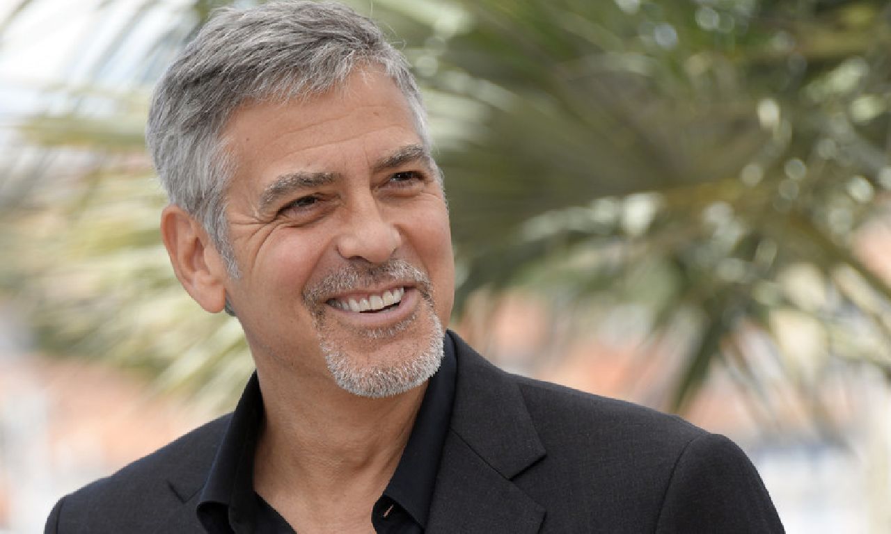 George Clooney oggi, 60 anni e non sentirli tra famiglia, mille passioni e impegno civile. Pronta una sorpresa per i suoi fan: grande ritorno