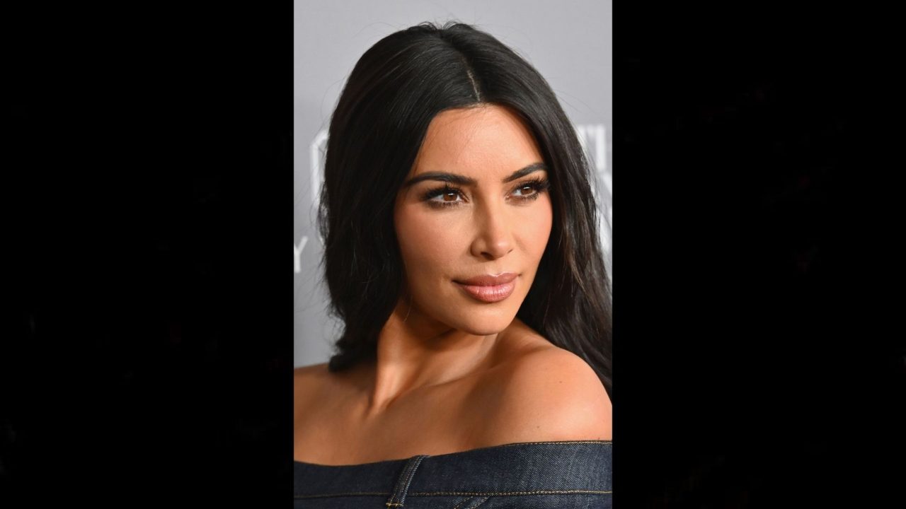 La forma del viso di Kim Kardashian copertina