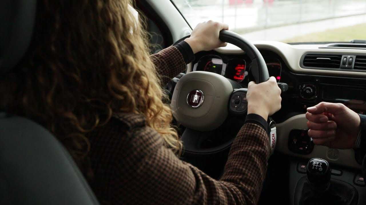 Test mani sul volante copertina