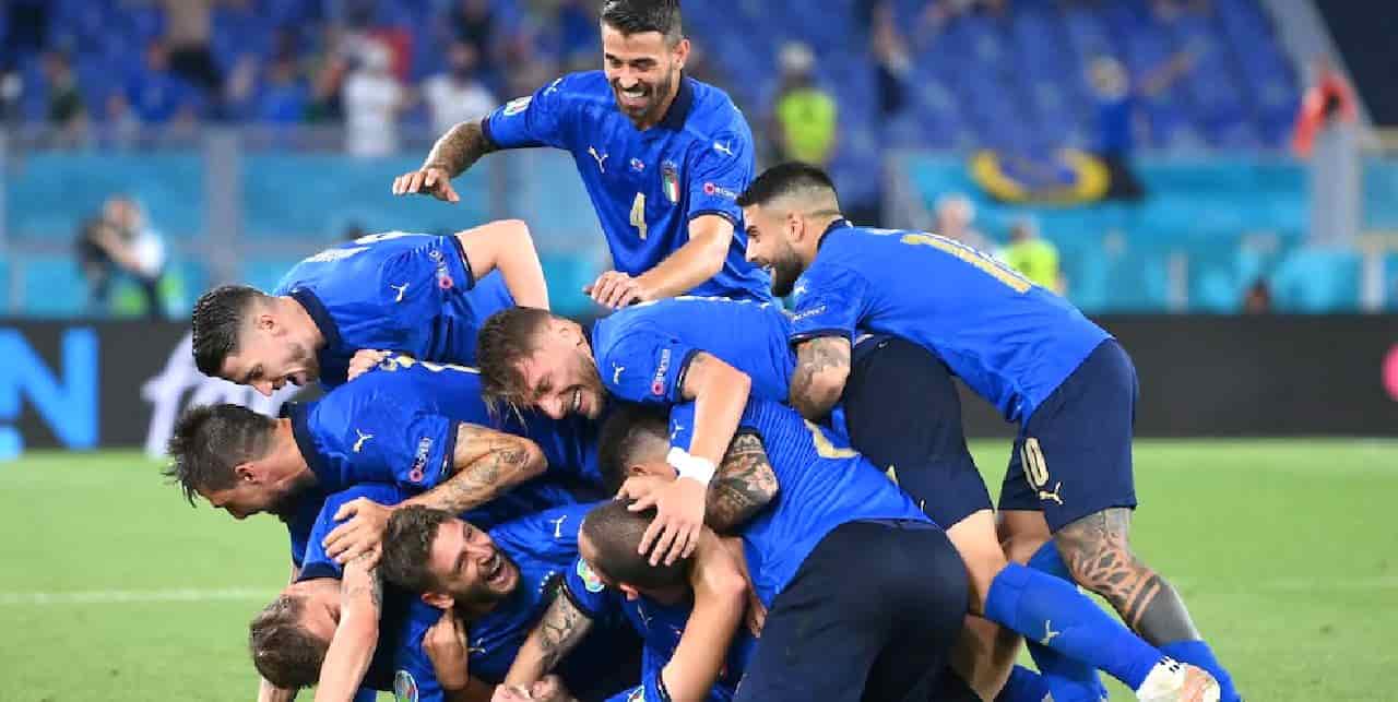 La Nazionale continua a entusiasmare gli italiani. Nella serata di ieri, la partita tra Italia e Svizzera, terminata 3-0 in favore degli Azzurri, è stata seguita da più di 15 milioni di telespettatori tra le reti Rai e i canali Sky, per uno share complessivo di circa il 30%. Nel dettaglio, gli uomini di Mancini hanno raccolto 13.346.000 spettatori, 51,9% dello share, su Rai1, con 8.208.000 collegati per il pre e post-partita (36,9%). Sono invece 1.786.000 gli abbonati che si sono sintonizzati sui canali Sky Sport, per uno share al 7,1%. In totale sono quindi 15 milioni gli italiani che hanno seguito la partita, per uno share del 59%. Si tratta di numeri in aumento rispetto alla gara di esordio con la Turchia, che aveva raccolto 14,3 milioni di persone davanti alla televisione (56,9% di share), ma ancora non ai livelli di Euro 2016: in quell’occasione, la partita contro il Belgio era stata seguita da 19 milioni di italiani, con uno share del 64,5%.