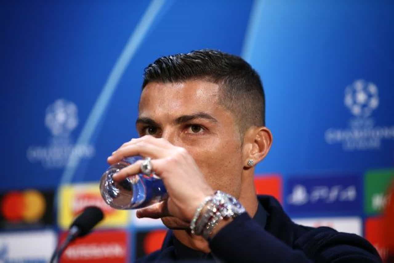 Cristiano Ronaldo fa arrabbiare lo sponsor Coca Cola: che gaffe del campione