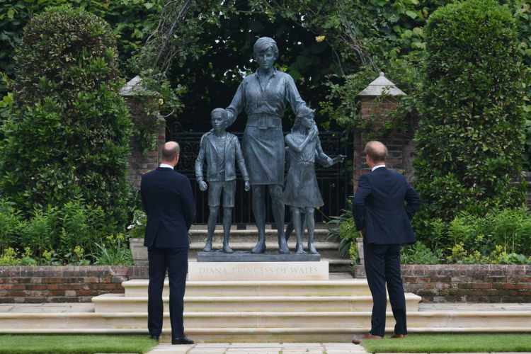 William ad Harry statua Diana