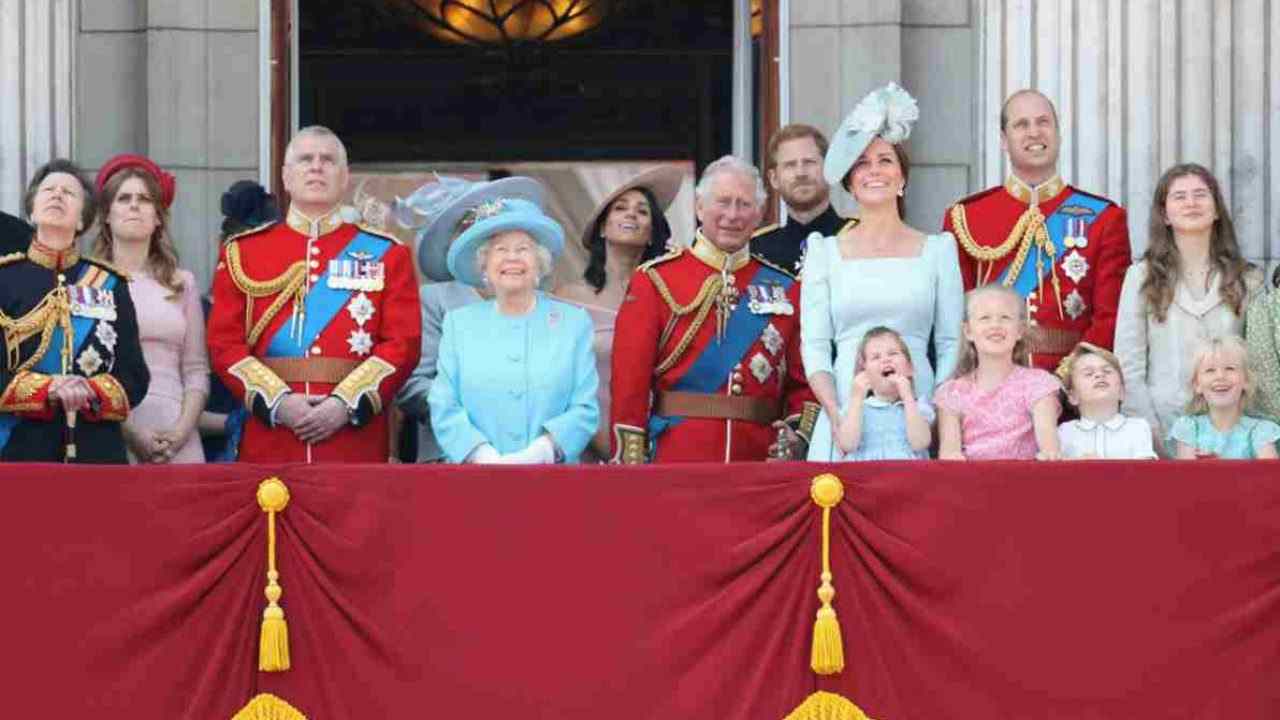 Royal Family al completo copertina
