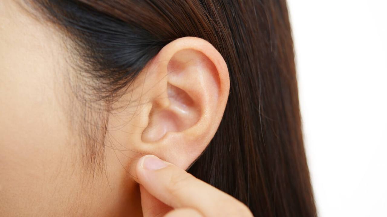 Test forma orecchio copertina