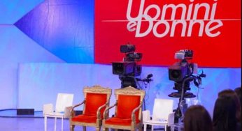 Ex Uomini e Donne torna in studio: frecciatina al veleno
