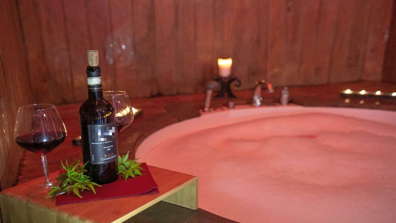 "Bagno con vino rosso": la mania di bellezza della grande vip