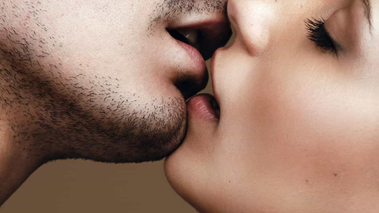 Bacio passionale a Milano per la coppia vip, ma lei dice: "Voglio stare sola"