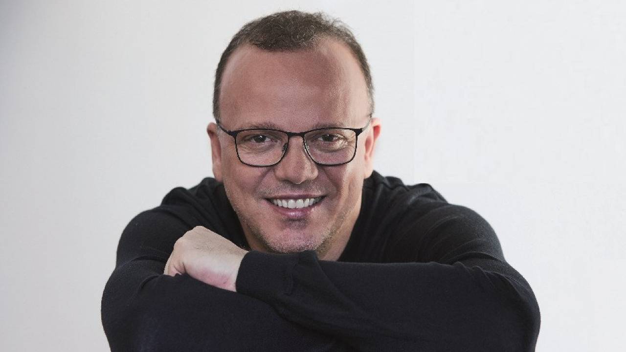 Ricordate com'era Gigi D'Alessio all'inizio della carriera? Trasformazione incredibile