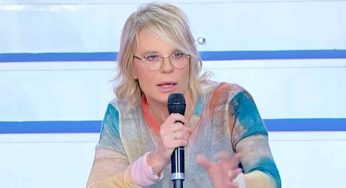 Uomini e Donne puntata 2/3/22, Maria lascia lo studio: il gesto di Tina è imperdonabile